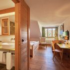 Ankommen und wohlfühlen ist das Motto in den Zimmern im Hotel Oberstdorf. Den Blick in die Berge gibt es immer gratis dazu.