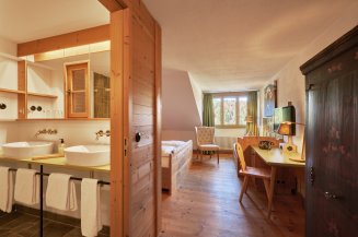 Doppelzimmer mit Bergblick Ankommen und wohlfühlen ist das Motto in den Zimmern im Hotel Oberstdorf. Den Blick in die Berge gibt es immer gratis dazu.