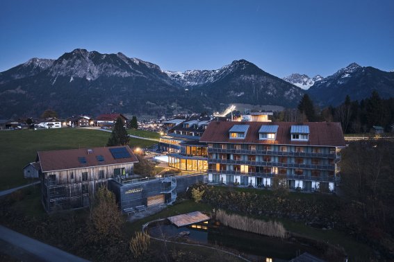 Ein Abend in den Allgäuer Bergen lässt sich im Hotel Oberstdorf im Restaurant, an der Kaminbar oder bei einem Bad im beheizten Außen-Sole-Pool ausklingen.
