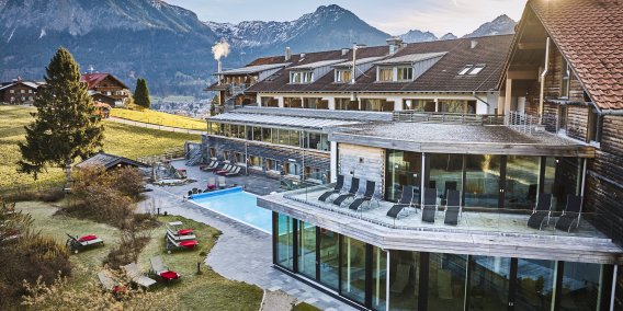 Das Wellnesshotel im Allgäu bietet oberhalb von Oberstdorf eine 1500 m² Alpen Wellness Welt.
