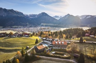 So schön ist das Allgäu im Herbst: morgendlicher Nebel über den Wiesen, der erste Schnee auf den Bergen und bunte Bäume bringen eine ganz besondere Stimmung im Hotel Oberstdorf.