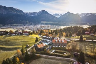So schön ist das Allgäu im Herbst: morgendlicher Nebel über den Wiesen, der erste Schnee auf den Bergen und bunte Bäume bringen eine ganz besondere Stimmung im Hotel Oberstdorf.