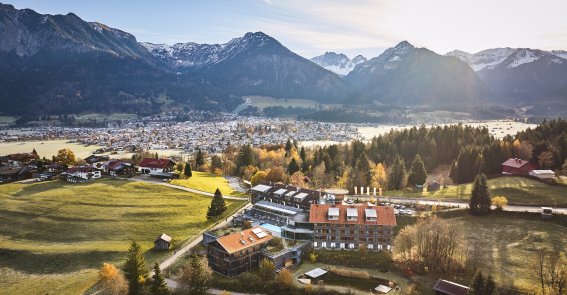 So schön ist das Allgäu im Herbst: morgendlicher Nebel über den Wiesen, der erste Schnee auf den Bergen und bunte Bäume bringen eine ganz besondere Stimmung im Hotel Oberstdorf.