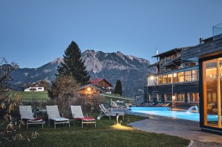 Wenn es langsam Abend wir im Allgäu, wird es in der Alpen Wellnesswelt des Hotel Oberstdorf so richtig gemütlich. Ein Bad im Pool im schimmernden Licht ist gleich doppelt schön.