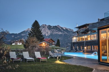 Die Abendstimmung im Pool genießen Wenn es langsam Abend wir im Allgäu, wird es in der Alpen Wellnesswelt des Hotel Oberstdorf so richtig gemütlich. Ein Bad im Pool im schimmernden Licht ist gleich doppelt schön.