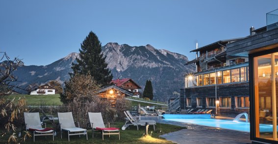 Wenn es langsam Abend wir im Allgäu, wird es in der Alpen Wellnesswelt des Hotel Oberstdorf so richtig gemütlich. Ein Bad im Pool im schimmernden Licht ist gleich doppelt schön.