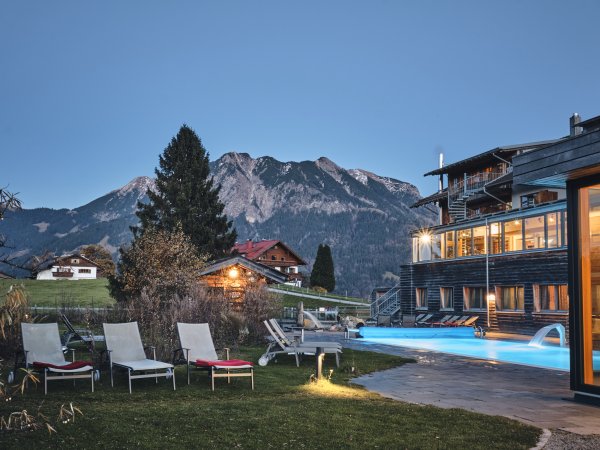 Wenn es langsam Abend wir im Allgäu, wird es in der Alpen Wellnesswelt des Hotel Oberstdorf so richtig gemütlich. Ein Bad im Pool im schimmernden Licht ist gleich doppelt schön.