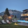 Wenn es langsam Abend wir im Allgäu, wird es in der Alpen Wellnesswelt des Hotel Oberstdorf so richtig gemütlich. Ein Bad im Pool im schimmernden Licht ist gleich doppelt schön.