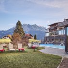 Pool mit Bergblick am Hotel Oberstdorf Beim Schwimmen im beheizten Außen-Sole-Pool blicken Sie auf die Allgäuer Bergwelt.