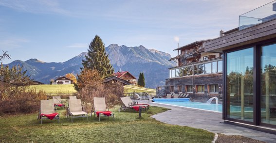 Beim Schwimmen im beheizten Außen-Sole-Pool blicken Sie auf die Allgäuer Bergwelt.