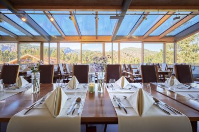 Wählen Sie den Wintergarten im Hotel Oberstdorf für Ihr Frühstück oder Abendessen. Er eignet sich auch perfekt für Gruppen und Veranstaltungen.