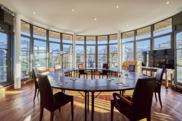 Tagen mit Aussicht In unserem runden Tagungsraum im Turm des Hotel Oberstdorf entstehen kreative Idee mit Blick in die Berge.