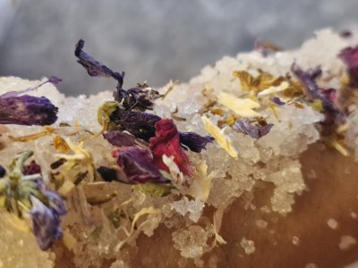 Badesalz mit Frühlingsblumen