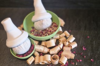 Verschiedene Frühlingskräuter werden zermahlen