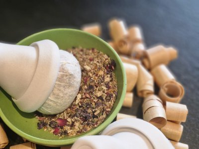 Frühlingkräuter werden zerstampft