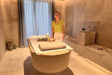 Wellnessleiterin Vicky bei der Durchführung ihres Alpenritual Edelweiß