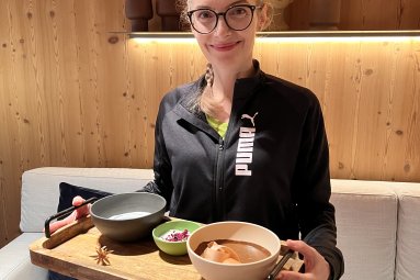 Vicky bei der Vorbereitung ihres Wellnessrituals Edelweiß bei der Wellness Aphrodite 2026