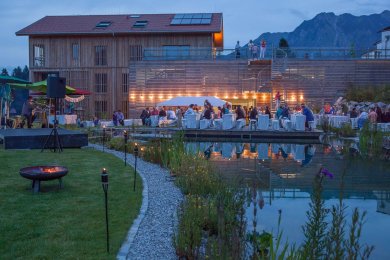 Wenn wir den Badesee in stimmungsvolles Licht tauchen, unsere Mitarbeiter ihre Kabarettkünste offenbaren, die Küche ein erstklassiges Grillbuffet zauber und Live-Musik ertönt, dann ist wieder Seenachtsfest im Hotel Oberstdorf im Allgäu.
