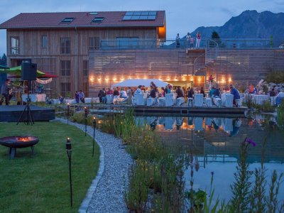 Wenn wir den Badesee in stimmungsvolles Licht tauchen, unsere Mitarbeiter ihre Kabarettkünste offenbaren, die Küche ein erstklassiges Grillbuffet zauber und Live-Musik ertönt, dann ist wieder Seenachtsfest im Hotel Oberstdorf im Allgäu.