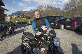 Des motards devant l'hôtel Oberstdorf avec vue sur les montagnes de l'Allgäu – un point de départ idéal pour des excursions à moto autour d'Oberstdorf.