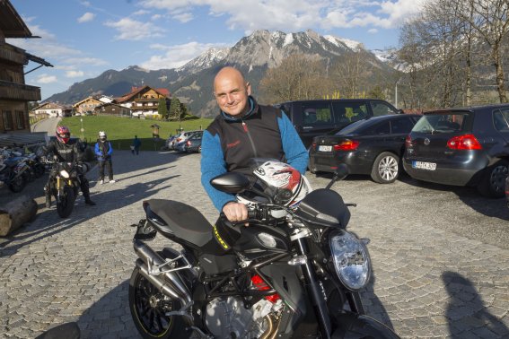 Motorradfahrer vor dem Hotel Oberstdorf mit Blick auf die Allgäuer Berge – idealer Ausgangspunkt für Motorradtouren rund um Oberstdorf.