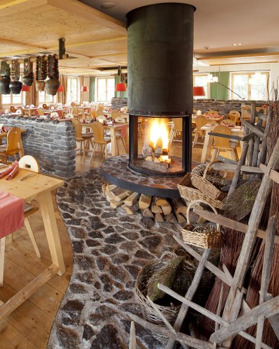 Ob im rustikalen, stilvollen oder modernen Bereich im Restaurant des Hotel Oberstdorf, der offenen Kamin bildet den Mittelpunkt.