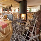 Ob im rustikalen, stilvollen oder modernen Bereich im Restaurant des Hotel Oberstdorf, der offenen Kamin bildet den Mittelpunkt.