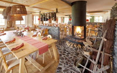 Ob im rustikalen, stilvollen oder modernen Bereich im Restaurant des Hotel Oberstdorf, der offenen Kamin bildet den Mittelpunkt.