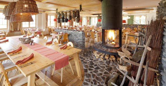 Ob im rustikalen, stilvollen oder modernen Bereich im Restaurant des Hotel Oberstdorf, der offenen Kamin bildet den Mittelpunkt.
