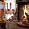 Bei loderndem Feuer genießen die Hotel Oberstdorf - Gäste ihr Abendessen in einem der drei Restaurant - Bereiche.