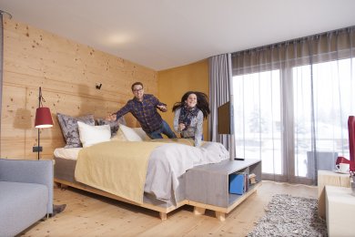 Paar genießt entspannte Zeit in einem modernen Zimmer des Hotel Oberstdorf Auszeit... Bergzeit... Ichzeit... ist die Devise im 4-Sterne Superior Hotel Oberstdorf im Allgäu.