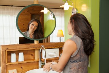 Die Bäder in den Allgäu Design Zimmern verfügen über moderne Waschtische und eine freistehende Badewanne im Raum.