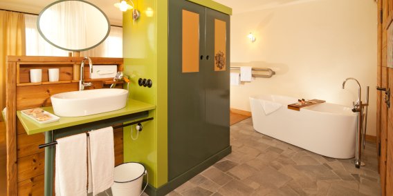 Geräumiges Badezimmer in frohen Farben