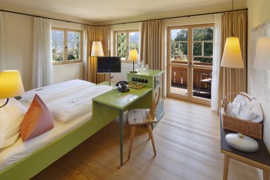 Alle Zimmer sind hell und modern eingerichtet und bieten einen sagenhaften Blick auf die umliegende Bergwelt.