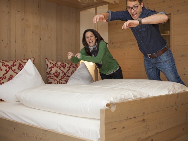 Der Urlaub kann beginnen. Genießen Sie den ersten Sprung in Ihr gemütliches Wohlfühlbett und freuen Sie sich auf glückliche Urlaubstage.