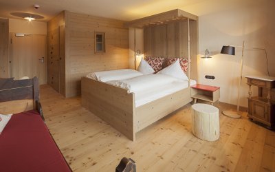 Die Doppelzimmer Allgäu Feeling im Hotel Oberstdorf sind mit viel Holz gestaltet. In jedem Zimmer finde Sie ein antiquarisches Allgäuer Möbelstück.