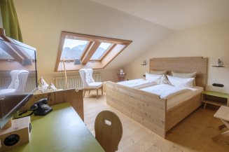 Die Zimmer sind im Allgäuer Stil mit viel Holz ausgestattet und jedes Zimmer ist mit einem anitquarischen Allgäuer Möbelstück versehen.