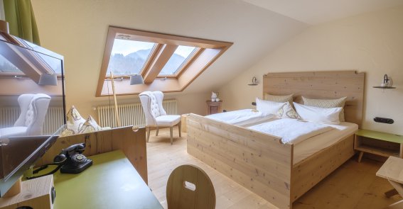 Die Zimmer sind im Allgäuer Stil mit viel Holz ausgestattet und jedes Zimmer ist mit einem anitquarischen Allgäuer Möbelstück versehen.