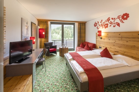 Vier unterschiedliche Zimmerkategorien Für welche der vier Zimmer-Kategorien entscheiden Sie sich?
Chalet, Allgäu Design, Allgäu Feeling oder doch Allgäu Style?
Im Hotel Oberstdorf im Allgäu finden wir das passende Zimmer für Sie!