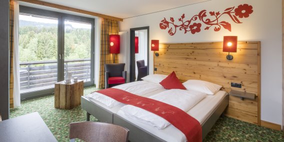 Gemütlichkeit wird im Hotel Oberstdorf groß geschrieben. So auch in den Allgäu Style Zimmern, die modern und gemütlich eingerichtet sind und einen erholsamen Urlaub in Oberstdorf versprechen.