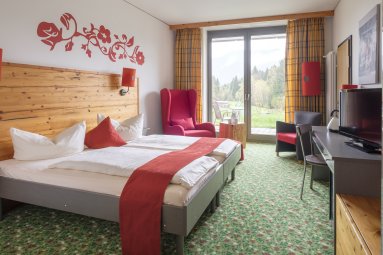 Sportlich-alpin im Style Zimmer übenachten Die Allgäu Style Zimmer sind im sportlich-alpinen Design gehalten, verfügen über ein großzügiges Badezimmer und bieten einen herrlichen Blick auf die umliegende Bergwelt.
