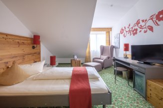 Die Einzelzimmer des Hotel Oberstdorf sind großzügig geschnitten und bieten jede Menge Platz für Alleinreisende.