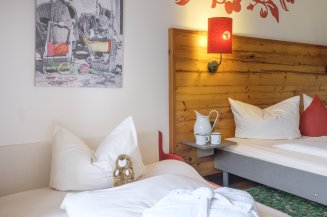 In den Familienzimmern des Hotel Oberstdorf übernachten Sie mit Ihrer Familie in einem gemütlichen Doppelzimmer mit ausziehbarer Schlafcouch für die Kinder,