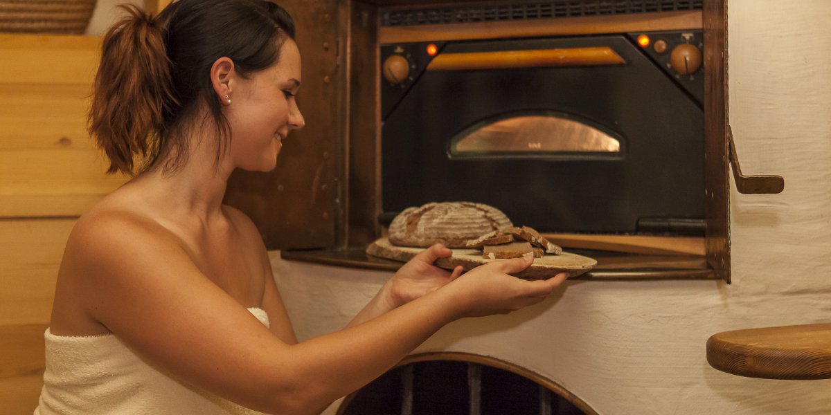 Hier duftet es herrlich Im Brotbad im Hotel Oberstdorf wird jeden Tag frisches Allgäuer Brot gebacken, das Sie an der Wellnessbar probieren dürfen. Die Hitze des Ofens erwärmt den ganzen Raum auf angenehme Biosauna-Temperatur.