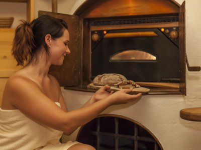 Im Brotbad im Hotel Oberstdorf wird jeden Tag frisches Allgäuer Brot gebacken, das Sie an der Wellnessbar probieren dürfen. Die Hitze des Ofens erwärmt den ganzen Raum auf angenehme Biosauna-Temperatur.
