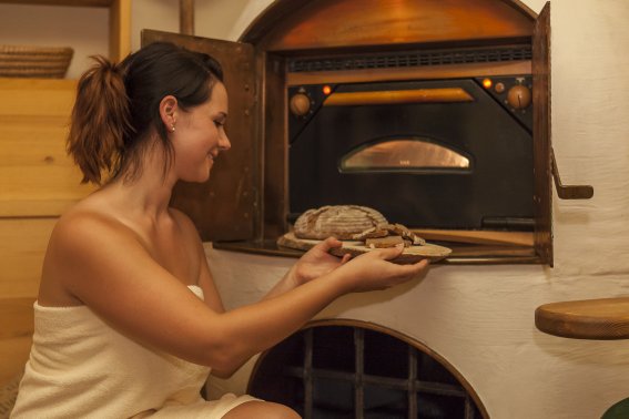 Im Brotbad im Hotel Oberstdorf wird jeden Tag frisches Allgäuer Brot gebacken, das Sie an der Wellnessbar probieren dürfen. Die Hitze des Ofens erwärmt den ganzen Raum auf angenehme Biosauna-Temperatur.