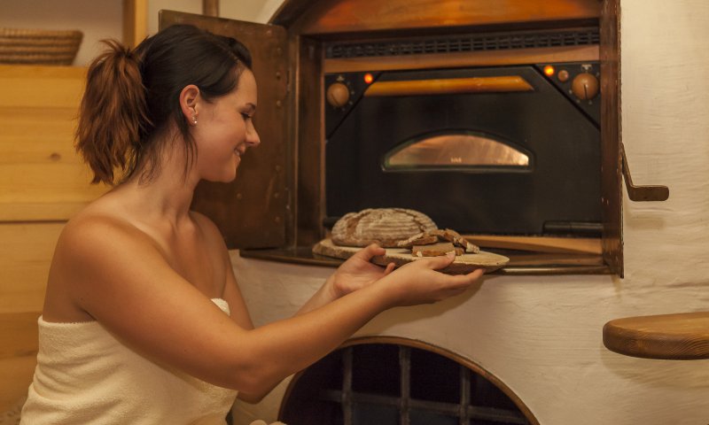 Im Brotbad im Hotel Oberstdorf wird jeden Tag frisches Allgäuer Brot gebacken, das Sie an der Wellnessbar probieren dürfen. Die Hitze des Ofens erwärmt den ganzen Raum auf angenehme Biosauna-Temperatur.