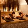 Die Ruheräume im Wellnessbereich des Hotel Oberstdorfs sind mit viel Holz und Stein gestaltet und holen das Allgäu nach drinnen.