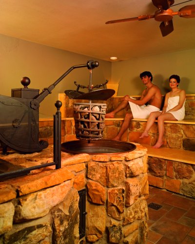 Es zischt und dampft herrliche, wenn die heißen Steine ins kalte Wasser tauchen. Der Dampf erhitzt die Sauna im Hotel Oberstdorf.