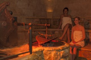 Es zischt und brodelt wenn die glühend heißen Steine ins Wasser eintauchen. Die aufsteigenden Dampfschwaden sind mit den wertvollen Mineralien aus dem Gestein versetzt.